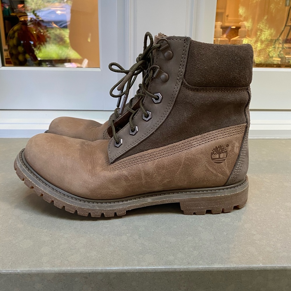 Timberland Women’s Classic Distressed Lace Up Boot - Picture 2 of 8